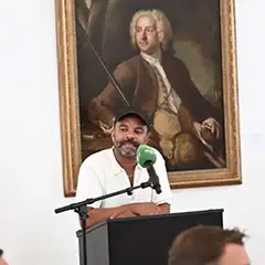 Simon Pearce hält eine Rede